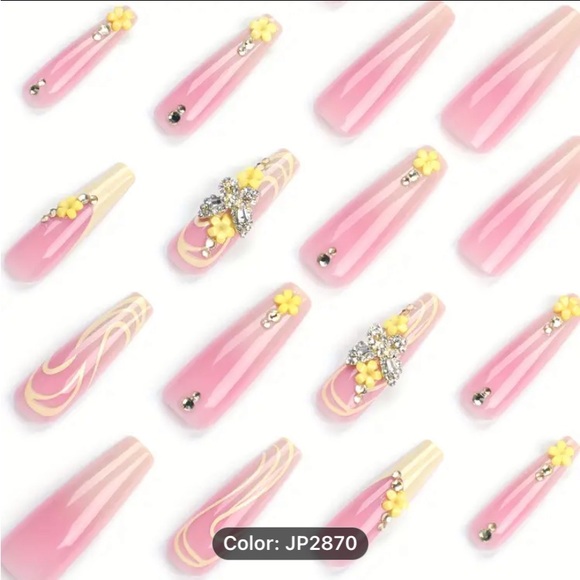 Press on nails cute look - Picture 2 of 3